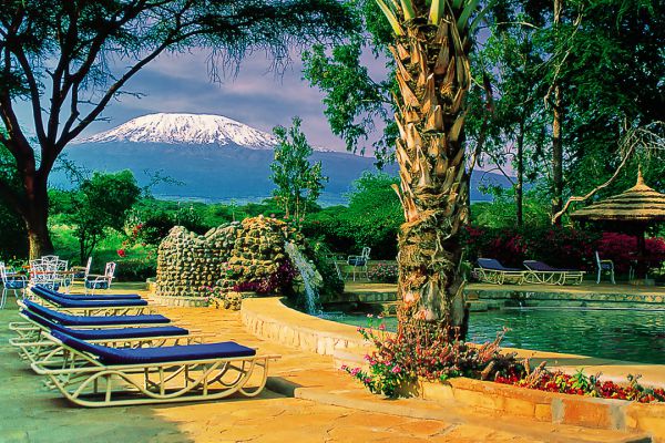 pool-with-kilimanjaro-in-view725B4582-1A5D-D5F9-230D-6F5234A14E6A.jpg